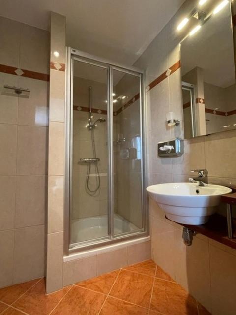 Hotel Kreutzer Heijenrath Esterno foto